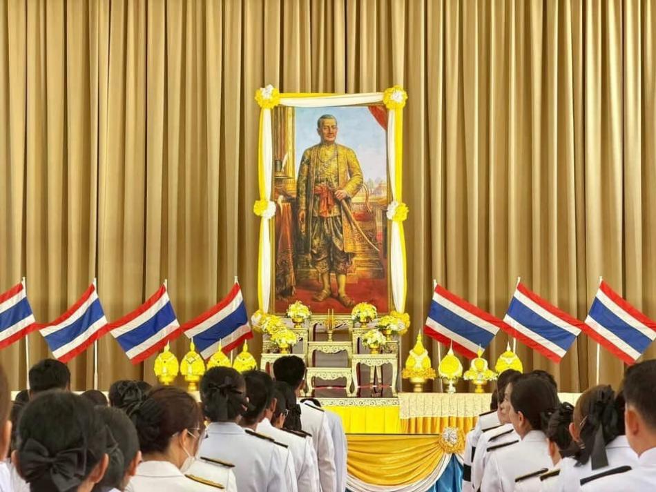 พิธีสวดพระพุทธมนต์และพิธีวางพานพุ่มดอกไม้และถวายราชสดุดี เนื่องในวันที่ระลึก พระบาทสมเด็จพระพุทธยอดฟ้าจุฬาโลกมหาราช และวันที่ระลึกมหาจักรีบรมราชวงศ์ ณ .หอประชุมอำเภอกุยบุรี